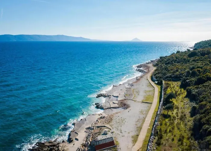 Charming In With Pool Макарска